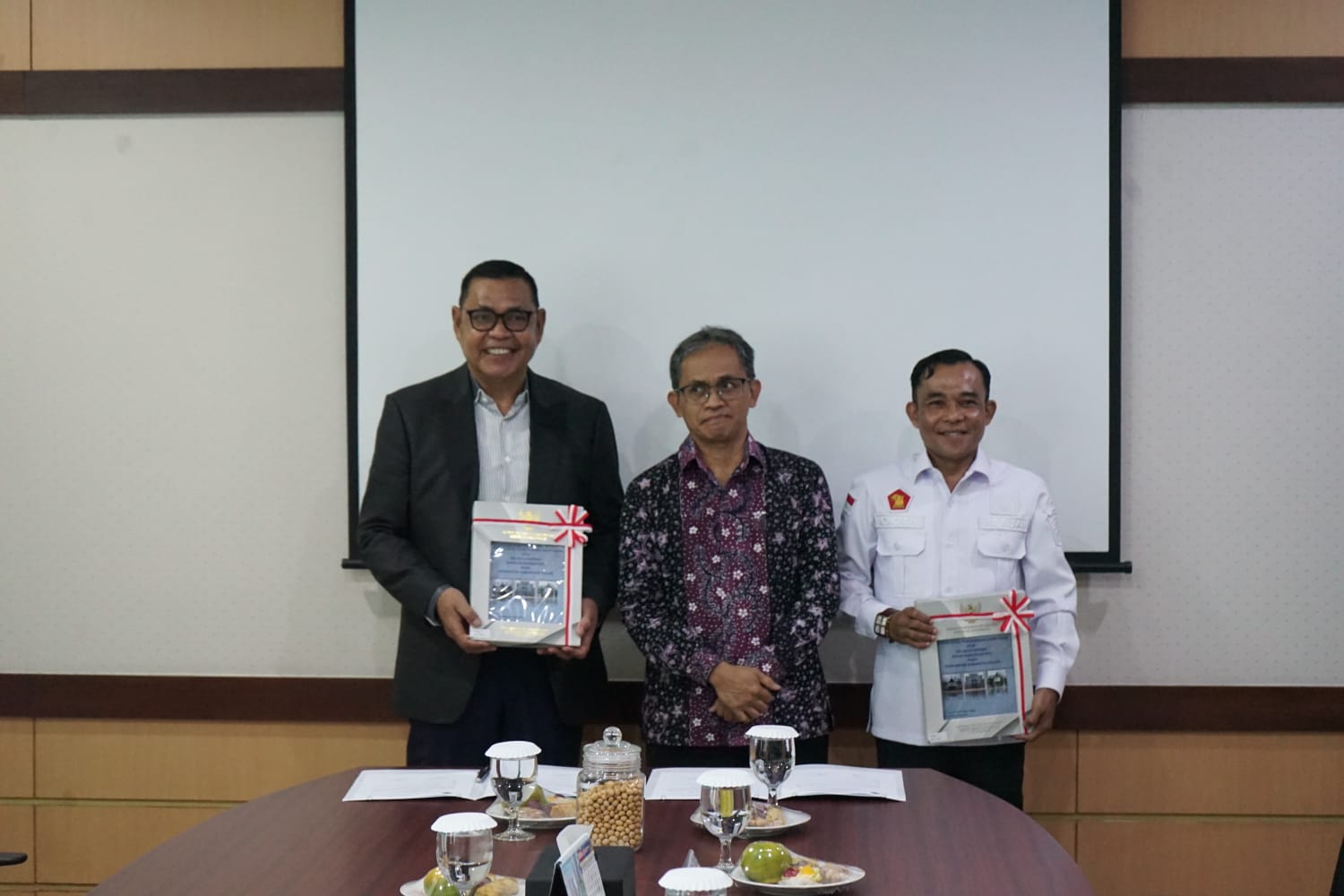 Bupati Solok H. epyardi Asda bersama Ketua DPRD menerima laporan Hasil Pemeriksaan Dengan Tujuan Tertentu  dari BPK